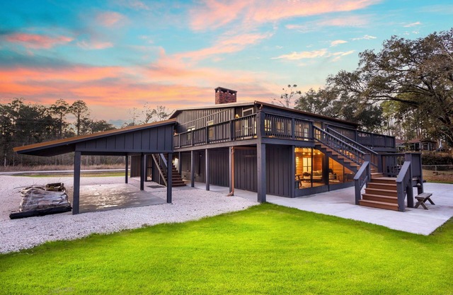 Modern Waterfront Retreat, Dual Kitchens, 3500SF, Pet Friendly