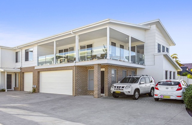 New 3 bedroom Townhouse - 6 Adults & 2 children, a few mins walk to Beach & Lake