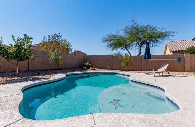 **NEW** 3 Bedroom w/ den! 5 Queen beds! Heated Private Pool!
