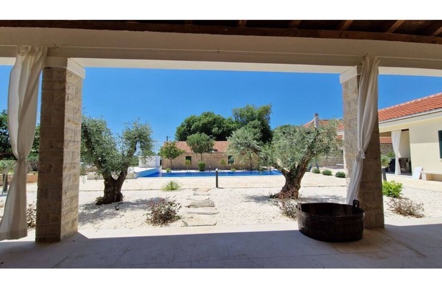 NEW!! 3 bedrooms, 2 bathrooms, infinity pool view, FREE wine tour