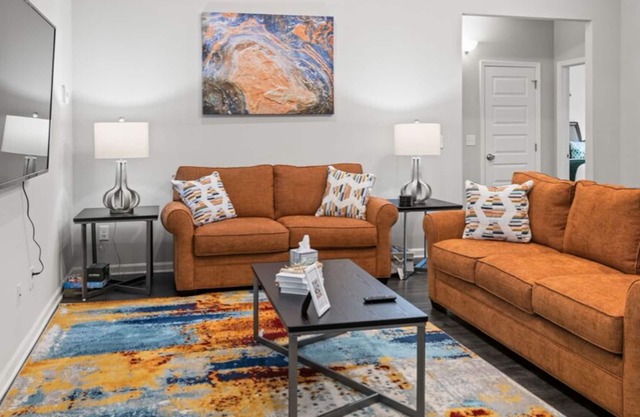 NEW 3-BR townhome in delightful Spring Hill with WiFi, AC and many amenities