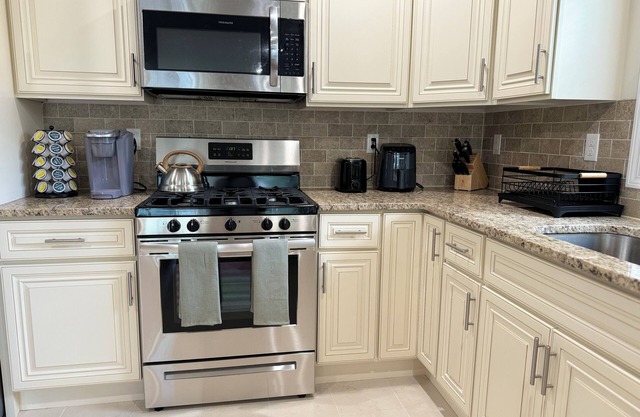 NEW! 3BR Modern & Comfy Newark Unit