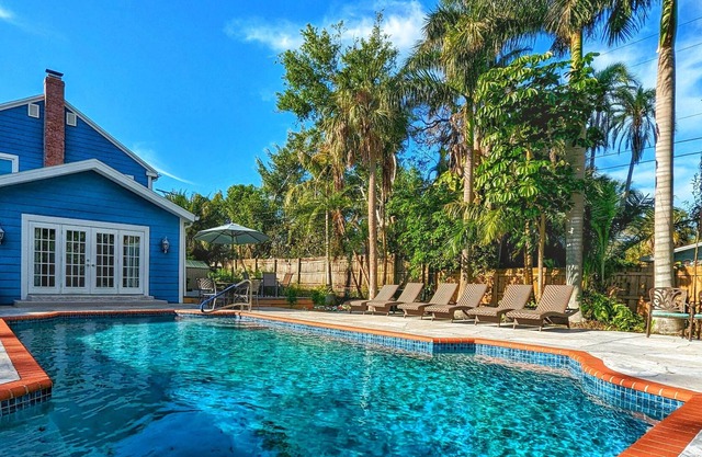 **NEW** 4 BR Historic Pool Home ⚓ Steps to Manatee River, close to Downtown