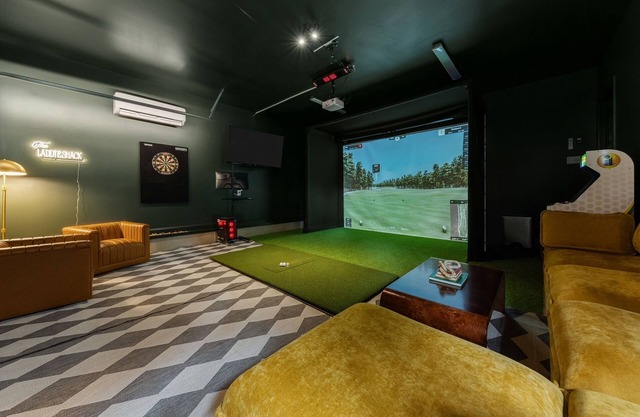 NEW 6BR 4BA w/ Golf Sim Hot Tub Sauna Game Room