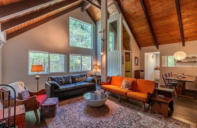 New! 7 min to Stratton access road, Hiking, HotTub Sauna EV