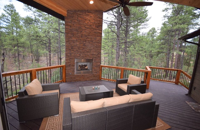 ¡Nueva casa de $ 650K, lote de 2 acres, área privada, Tall Pines, área exclusiva! SIN ESCALERAS **