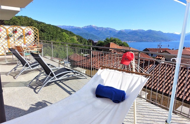 Nuevo apartamento luminoso y soleado con gran terraza, vistas panorámicas y conexión Wi-Fi gratuita.