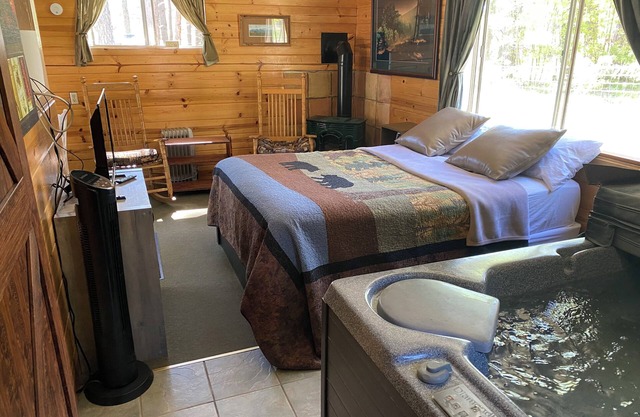 Cabin 6 – Sweethearts Cottage - Indoor Jacuzzi, Fireplace & Porch Swing.