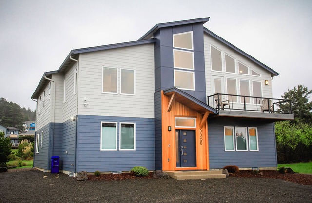 2019 Nueva casa de playa en Roads End, vistas, jacuzzi, pozo de fuego, 5 Master Suites