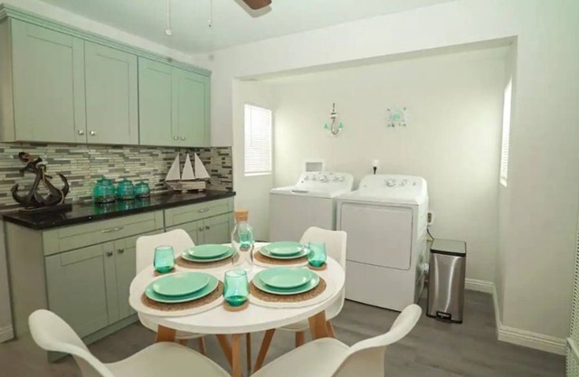 NEW*Beach-house vibe Mins from downtown+beach+mall