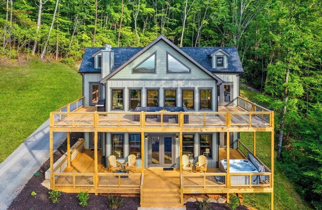 *NEW* BIG Cabin*Hot-Tub*Firepit*King Beds*BIG VIEW