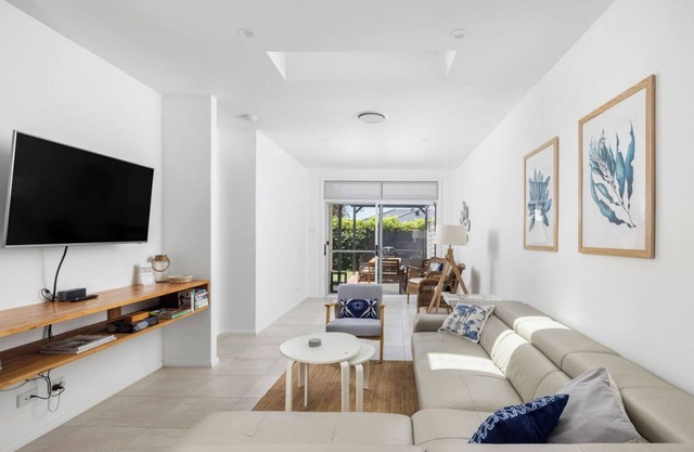 Nueva villa moderna y brillante familiar, cerca de Beach Dogs también son bienvenidos. Wifi gratuito + Netflix
