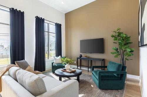 New Build Sleeps 12 2 Condos Modern Design Near Downtown Nashville