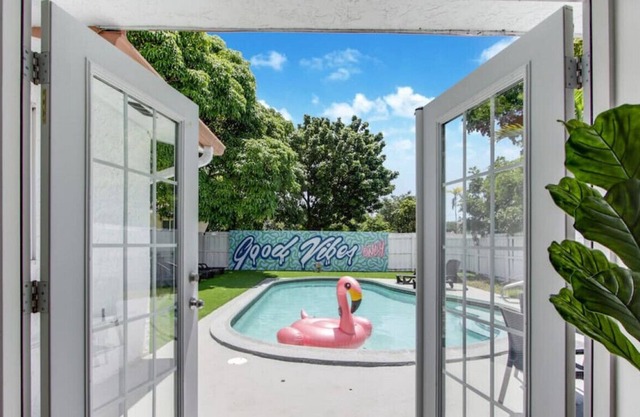 NEW! Casa Eva | 5 BR with pool | 10 mins to beach
