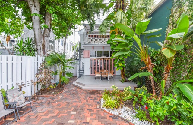 New Coastal Rose - Bright Loft With High Ceilings