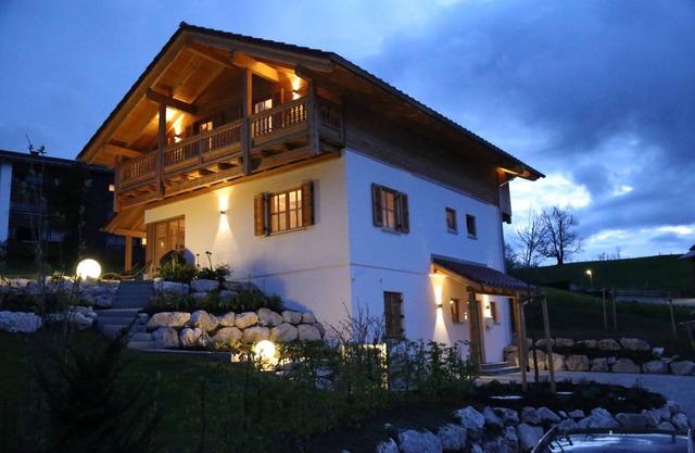 Nueva casa en estilo con una gran piscina natural, jardín y garaje