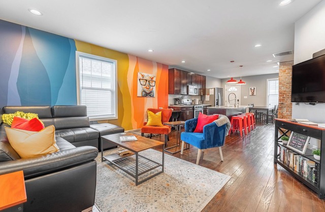 NEW! Cozy 2BR / Pet-Friendly / 5 Min to Downtown