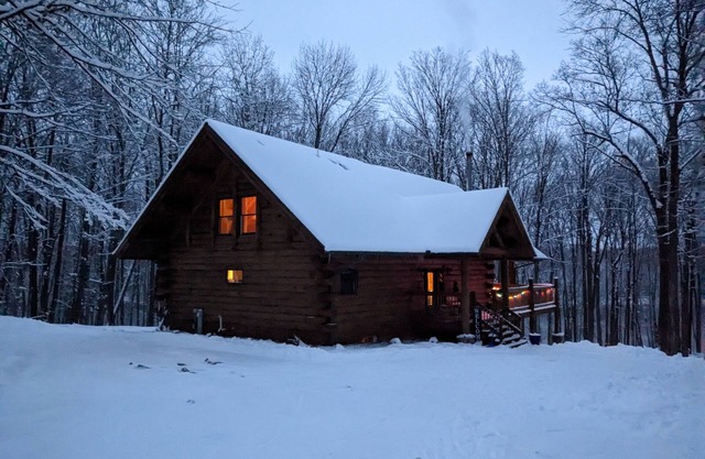 NEW!!! Cozy & Comfortable Log Cabin RETREAT on the WI River