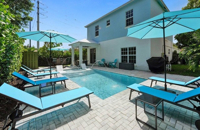 NEW Designer's Dream Delray Beach Oasis w/ Private Pool, Patio, close to Ave!