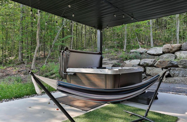 New Family Cottage Tremblant-4 Bdrs w/ Hot Tub