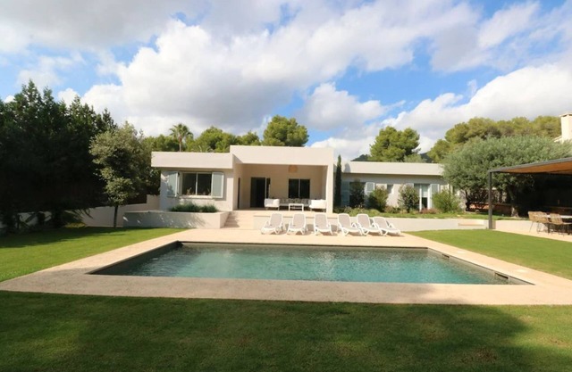 Villa familiar nueva con piscina y jardin al lado de la playa (licenciaETV2325)