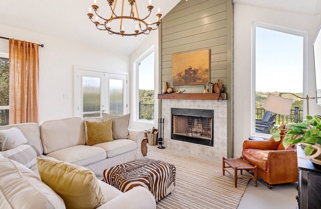 NEW Gorgeous Home With Hot Tub 5min From the River