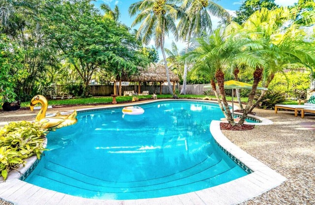 NEW! HTD POOL/HOT TUB /5 MIN TO BEACH/ TIKI HUT!