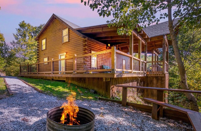 ¡Precioso lodge en la cima de la colina con impresionantes vistas! Alojamiento que acepta mascotas cerca de Rock House.