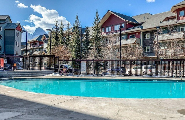 New! King Suite/1 King bed & 1 Sofa Bed/Heated pool/3 Hot tubs/Balc BBQ/MTN view