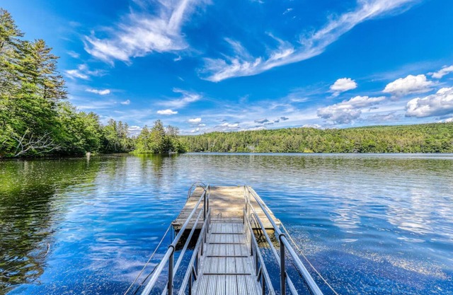 NEW Lakeside cabin W/ Hot Tub Newly Renovated!