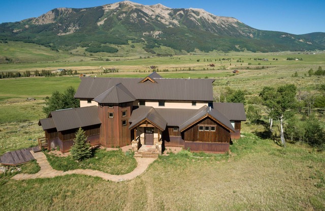 Nueva gran 4 habitaciones, 4 baños con sala de juegos en 15 acres - increíbles vistas a la montaña