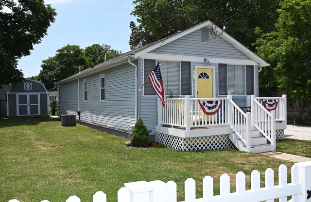NEW LISTING!!! Beautiful Bayview Cottage a short walk to the beach
