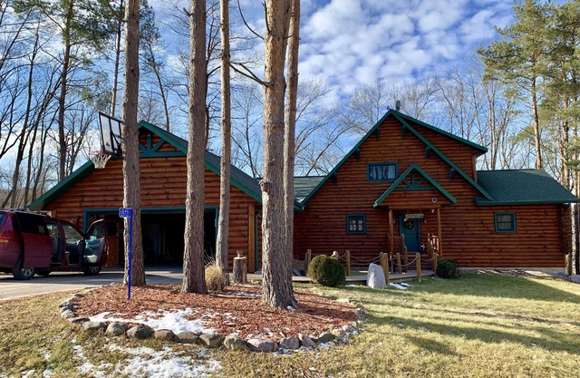 ¡Nuevo listado!Hermosa Log Cabin cerca del lago Devil`s.