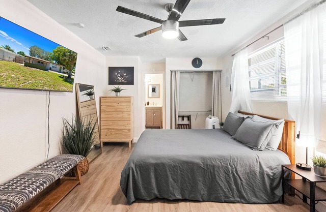 ¡Nuevo anuncio! Elegante suite con cama queen cerca de la playa y restaurantes