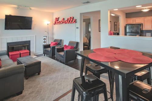 NEW LISTING! GORGEOUS Downtown Nashville Walk to ALL On the RIVER #3