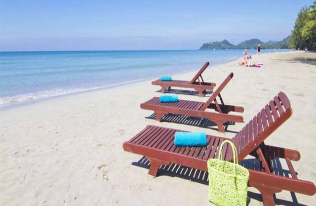 Este nuevo y lujoso Beach Pool Villa con su propia isla de Koh Chang