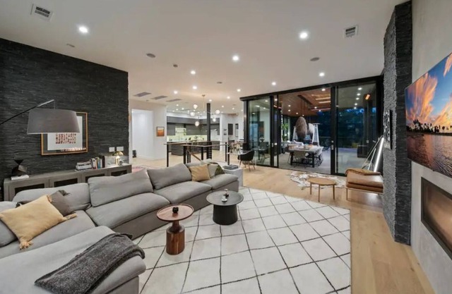 New Luxurious Modern Oasis