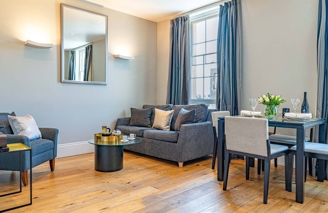 New luxury apartment 5 min walk to the Royal Crescent/centre. Ideal for families