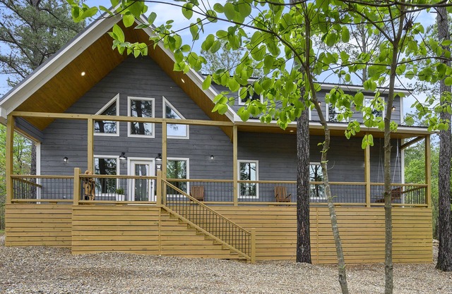 NEW Luxury Cabin. Five-Star Reviews. Sleeps 10, 2 Masters, loft, 2 decks
