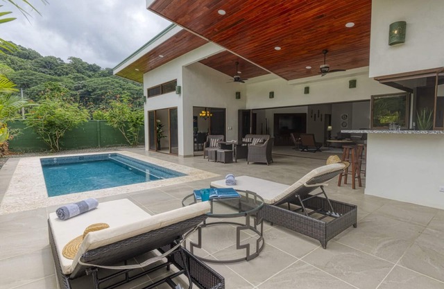 Nueva casa de lujo, piscina privada! 300 pasos a la playa, 8 min. caminar a bares y restaurantes