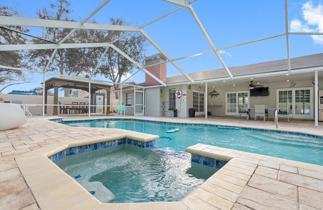 14 minutes from the airport,WiFi,13min Busch garden,BbQ,WiFi-LUxury HoMe