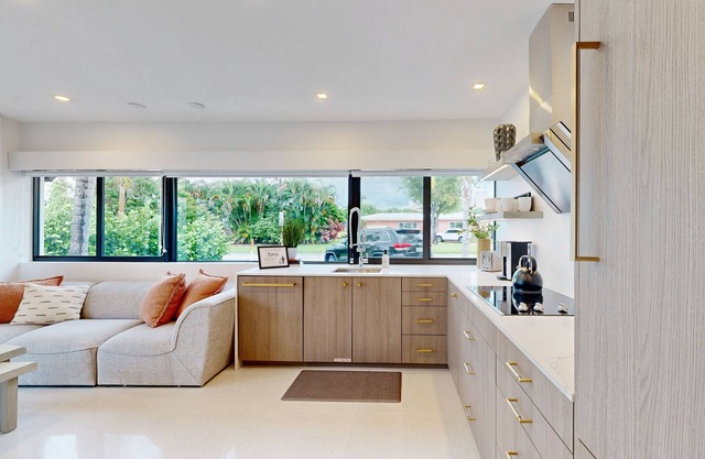 New! Luxury, Private, Modern w/Patio 1 Mi to Beach