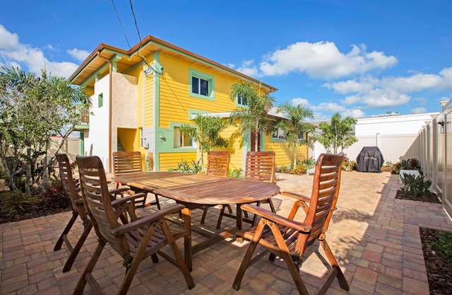 Nuevo diseñador moderno 2BR, 1BA junto al acceso intercostero. Estacionamiento en barco disponible.