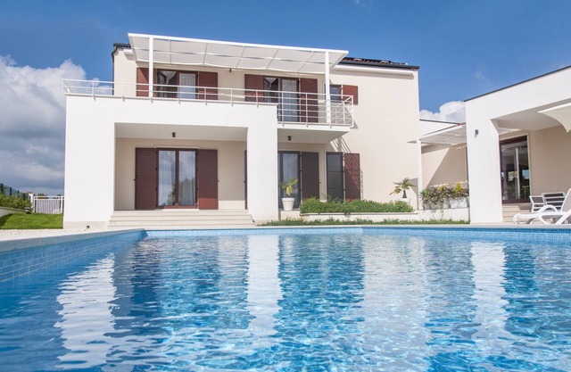 Nueva Villa moderna con piscina privada en zona tranquila
