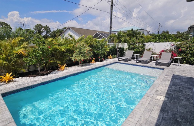 NEW GAME ROOM!! Finest Designer Home, Heated Pool, Close to beach, FREE Bikes