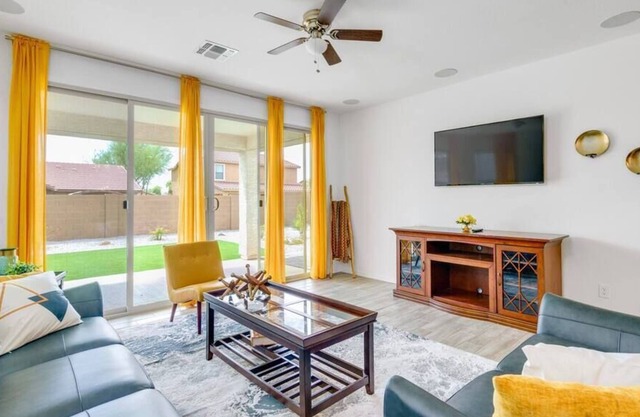 NEW! POOL, King Bed, 3 Bed 3 bath