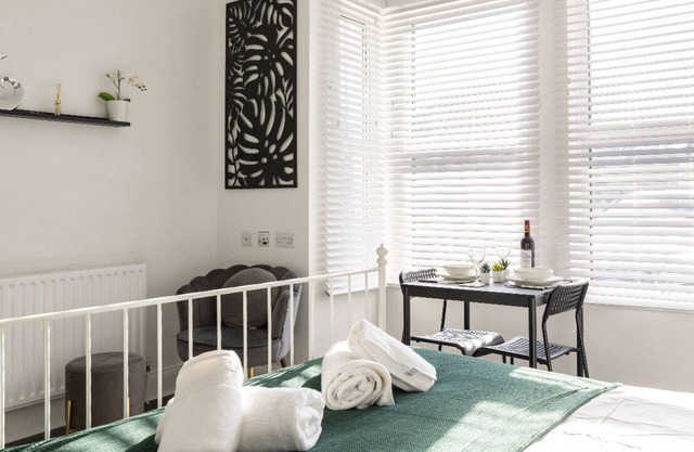 New renovated studio garden flat 7 mins from Elizabeth line!