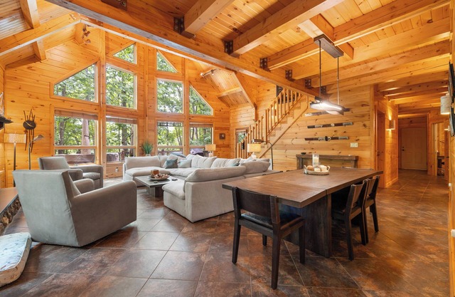 NEW RENTAL! Tranquil lake-front log home on Lake Anna w/ hot tub, fire pit