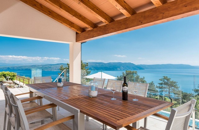 Nuevo! ¡Espaciosa villa de lujo habitable durante todo el año con magníficas vistas al mar!