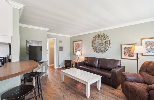 Charming Full 1 bed Condo Steps from Sand! with WiFi